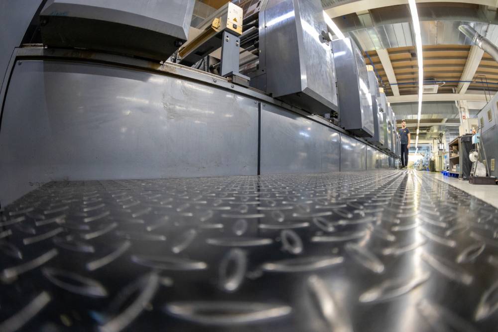 Soluções de impressão de etiquetas e rótulos – RCM Etiquetas, vista de máquina offset.