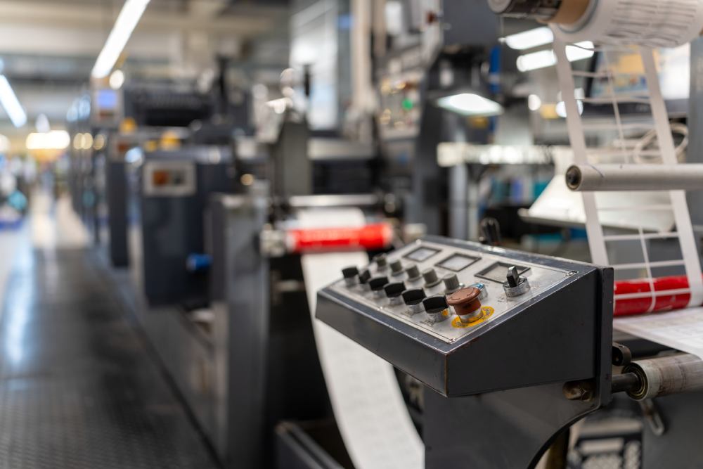 Precisão e criatividade na impressão de etiquetas e rótulos, RCM Etiquetas vista de máquina de flexografia.